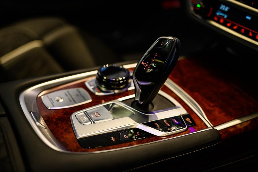 Детали интерьера Alpina B7 Bi-Turbo (G12) 2020 года  (JP) (фото 10 из 19)